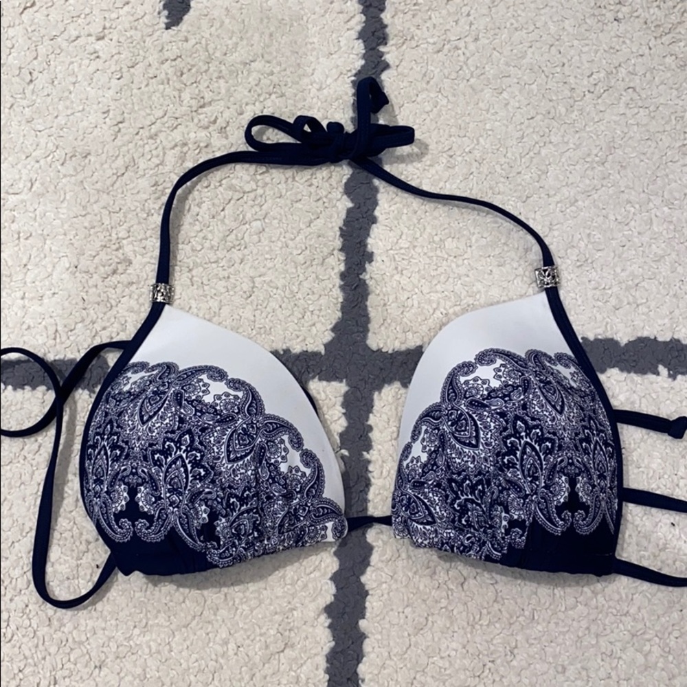 Never worn bikini top 38D(fits closer to 36D-34DD)